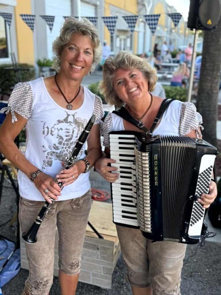 Musical duo Petra & Teresa specializing in German music for all occasions